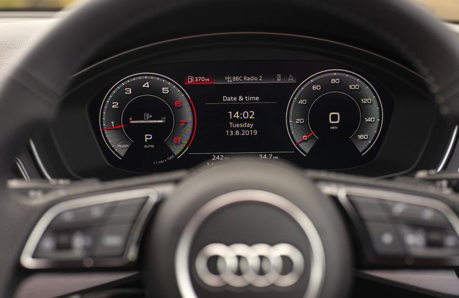 Панель приборов Audi A4 40 TFSI S-Line (B9) 2019 года  (UK) (фото 19 из 31)